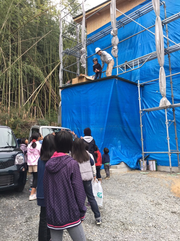 早島町新築工事　お菓子投げの写真③